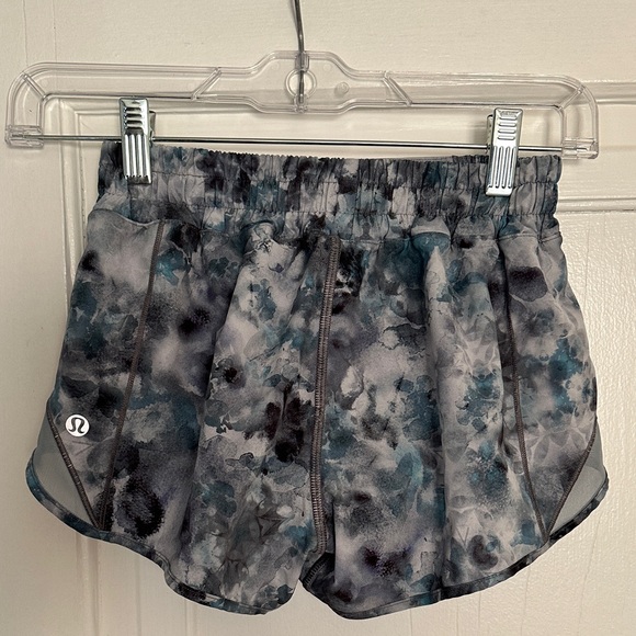 Lululemon Athletica Women's Athletic Shorts in Gray and Blue Pattern - Picture 2 of 3